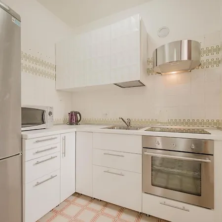 Viky Flat - 15 Min From & Free Parking