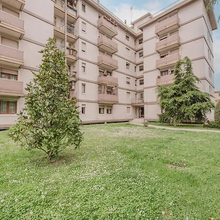 Viky Flat - 15 Min From & Free Parking アパート